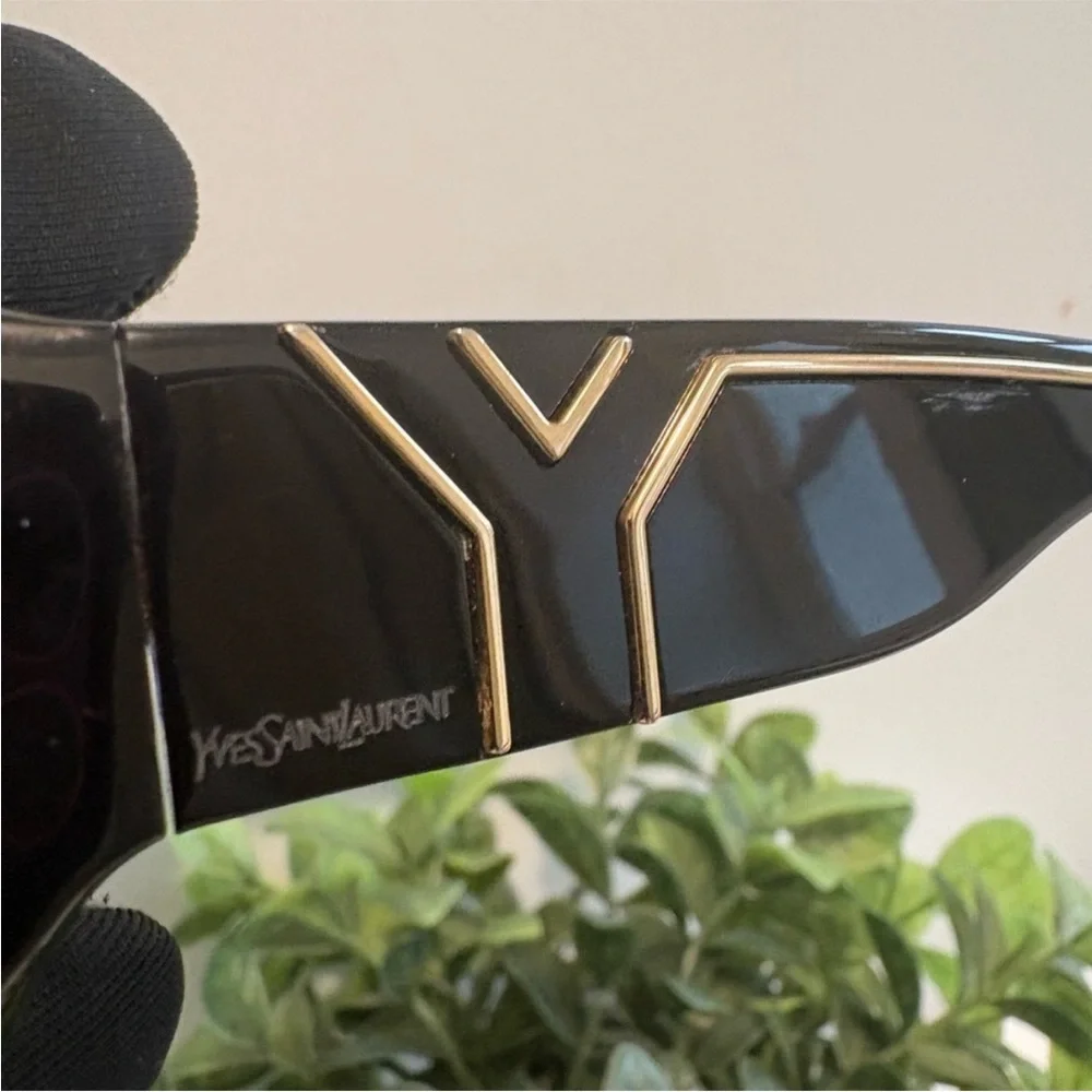 Yves Saint Laurent (YSL) sunglasses 6220/S model